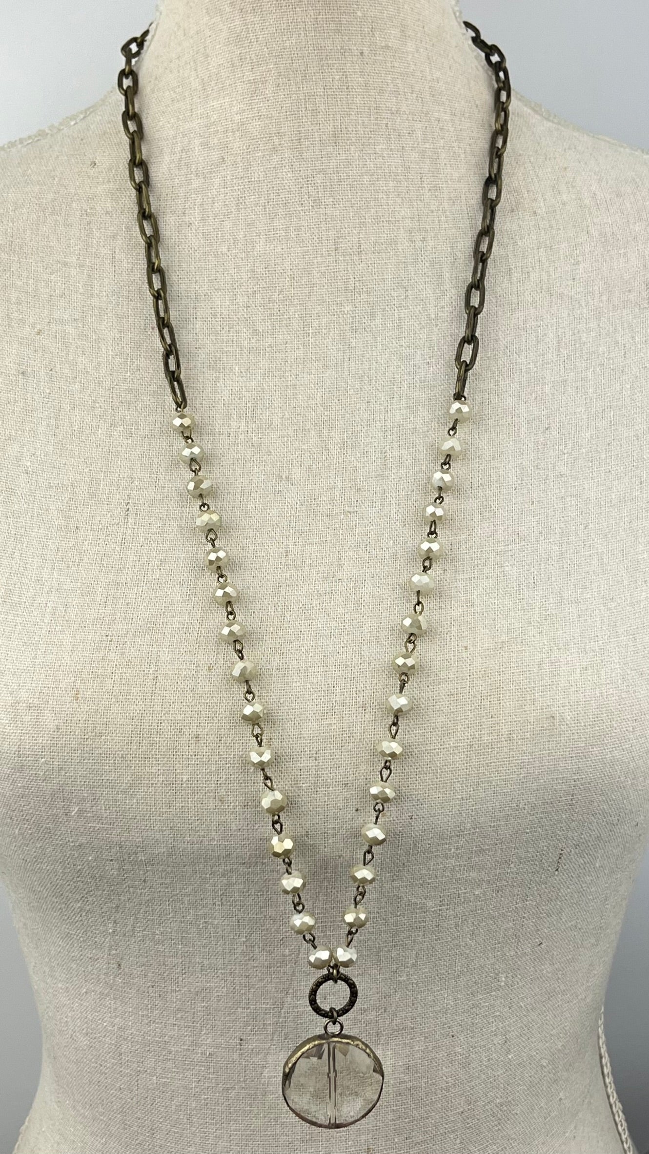 NE2707 Ivory Necklace with Round Pendant